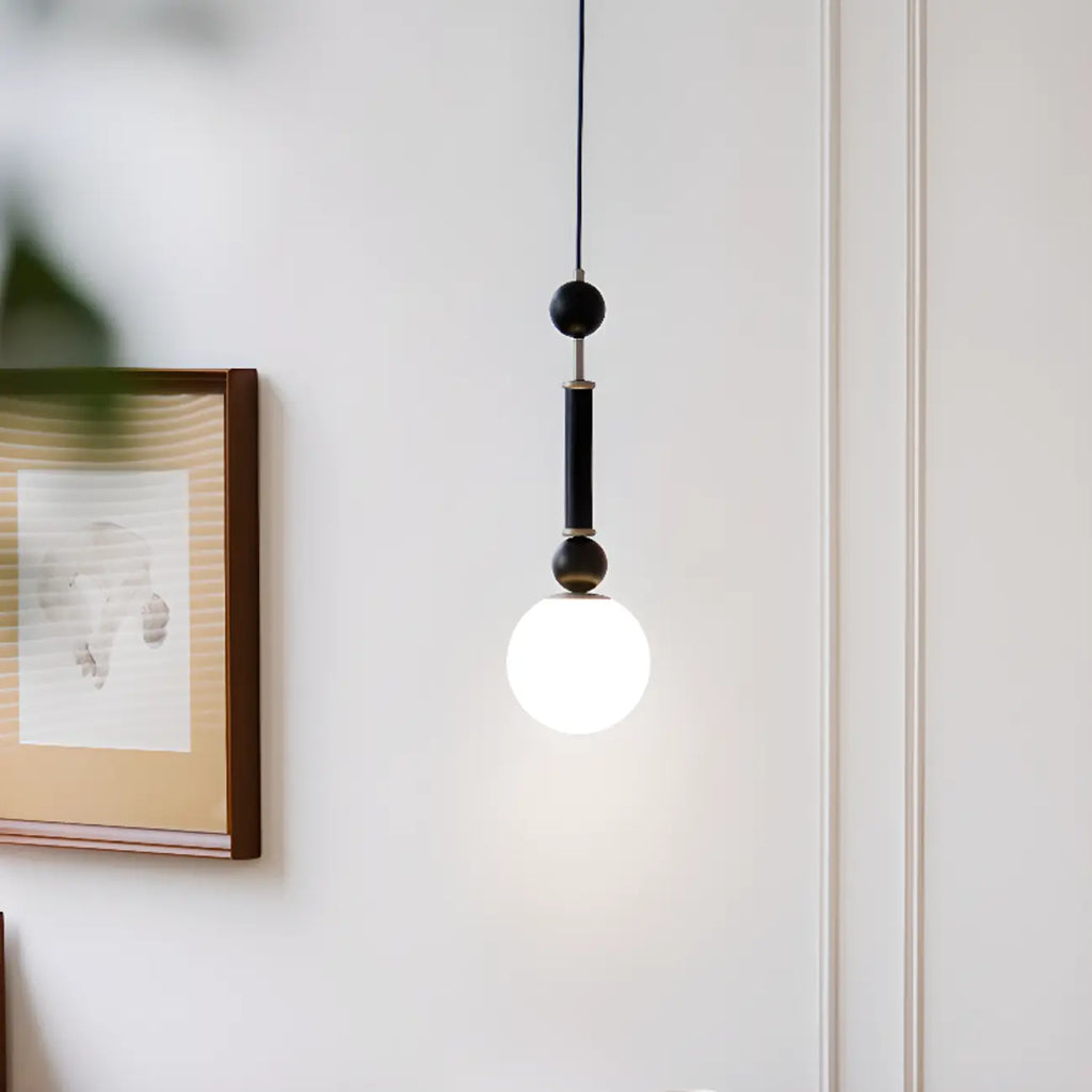 Suspension minimaliste en bois et verre noir avec globe lumineux
