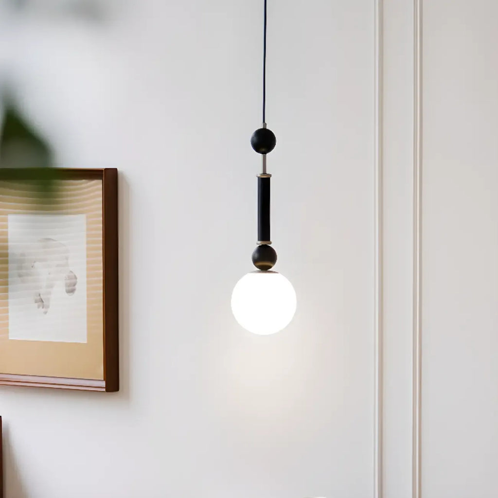 Suspension minimaliste en bois et verre noir avec globe lumineux