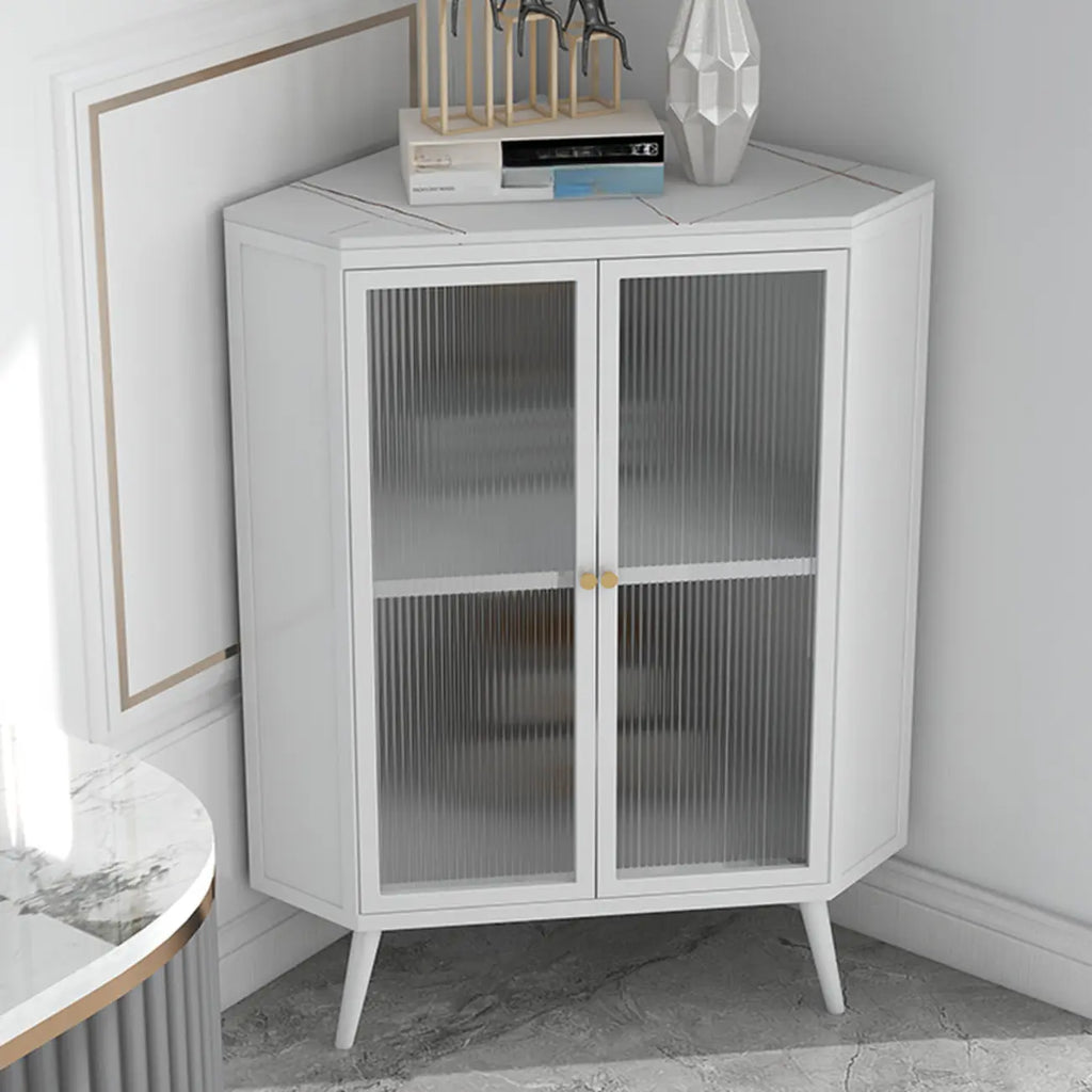 Meuble d'angle moderne avec plateau en pierre noire et porte en verre cannelé