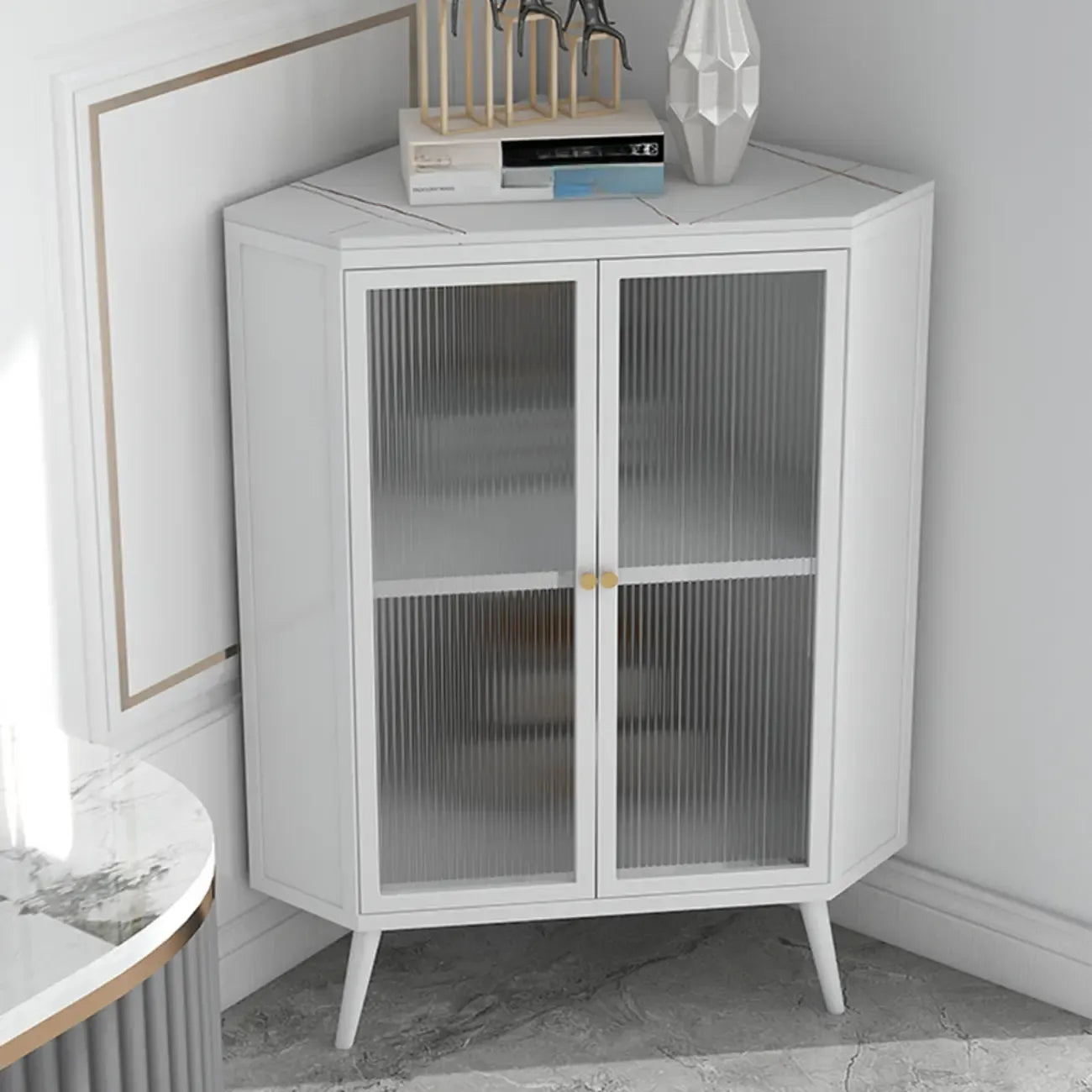 Meuble d'angle moderne avec plateau en pierre noire et porte en verre cannelé