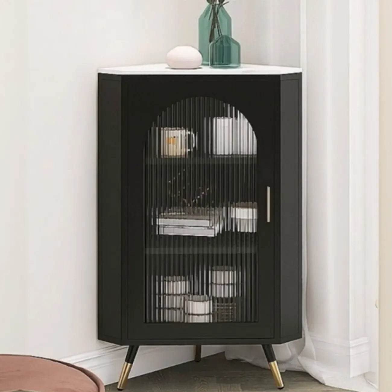 Élégant meuble d'angle en verre avec plateau en faux marbre blanc et noir.