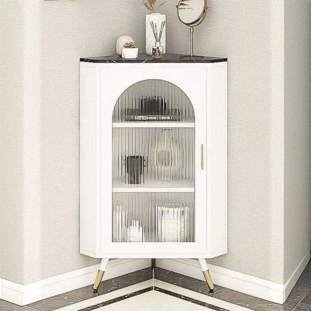 Élégant meuble d'angle en verre avec plateau en faux marbre blanc et noir.