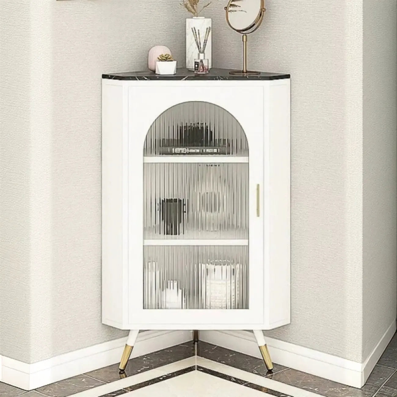 Élégant meuble d'angle en verre avec plateau en faux marbre blanc et noir.