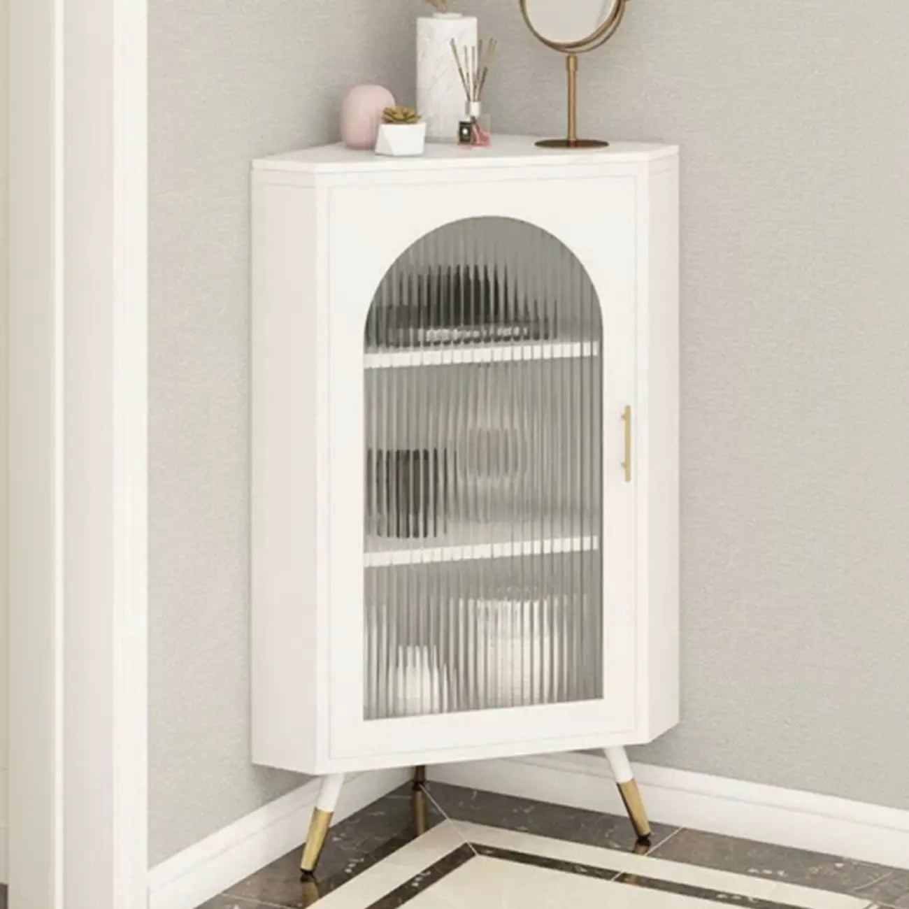 Élégant meuble d'angle en verre avec plateau en faux marbre blanc et noir.