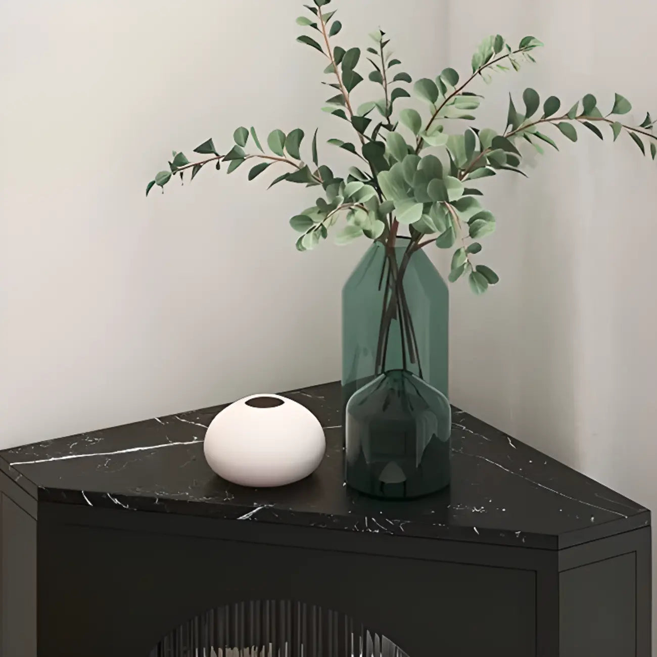 Élégant meuble d'angle en verre avec plateau en faux marbre blanc et noir.
