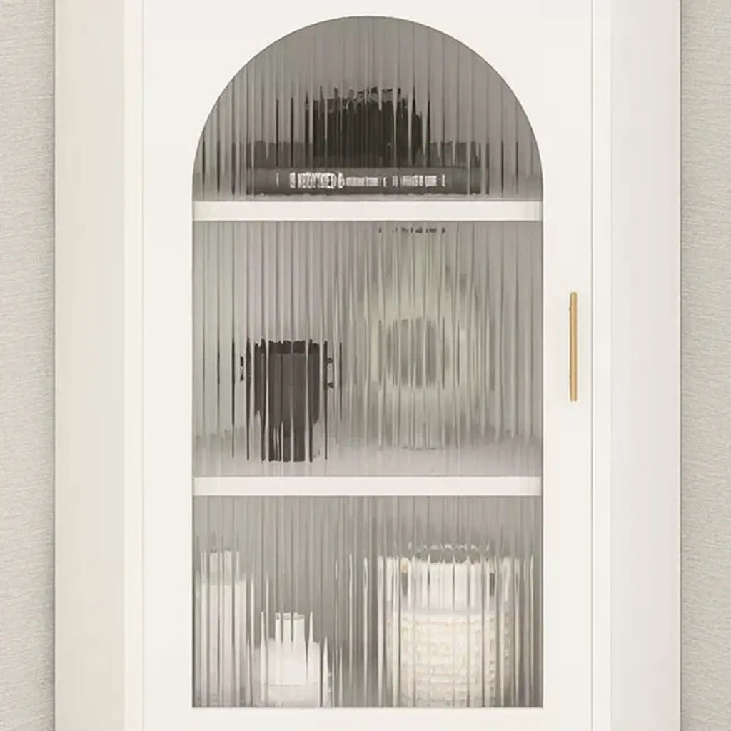 Élégant meuble d'angle en verre avec plateau en faux marbre blanc et noir.