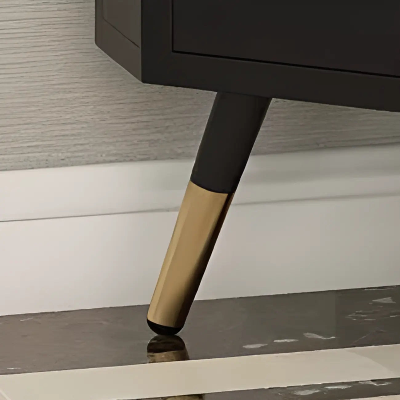 Élégant meuble d'angle en verre avec plateau en faux marbre blanc et noir.