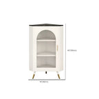 Élégant meuble d'angle en verre avec plateau en faux marbre blanc et noir.