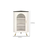 Élégant meuble d'angle en verre avec plateau en faux marbre blanc et noir.