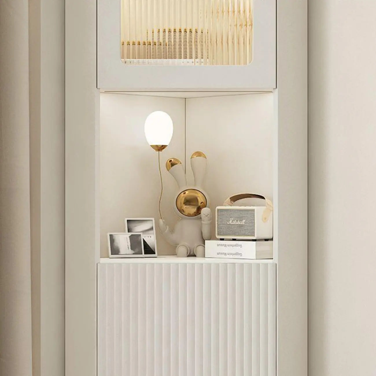 Meuble d'angle utilitaire moderne en bois beige doré avec éclairage intégré