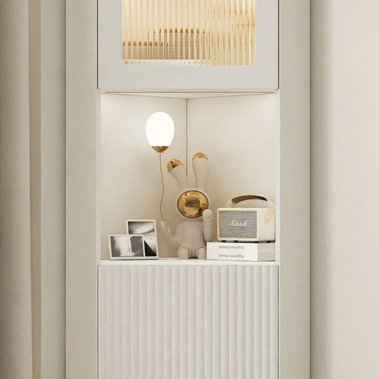Meuble d'angle utilitaire moderne en bois beige doré avec éclairage intégré