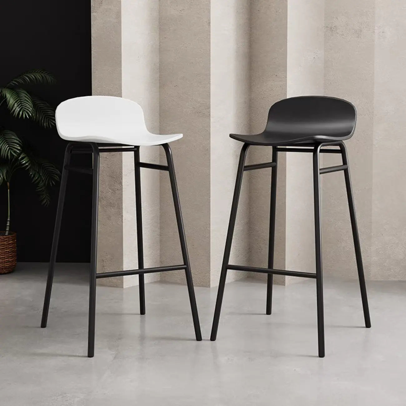 Tabourets de bar minimalistes en plastique avec structure en métal