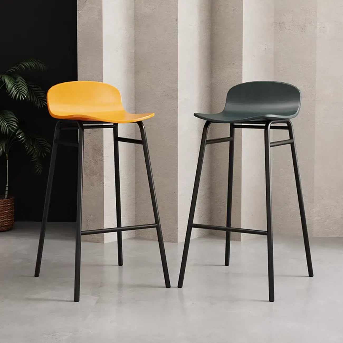 Tabourets de bar minimalistes en plastique avec structure en métal