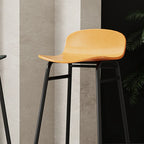 Tabourets de bar minimalistes en plastique avec structure en métal