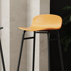 Tabourets de bar minimalistes en plastique avec structure en métal