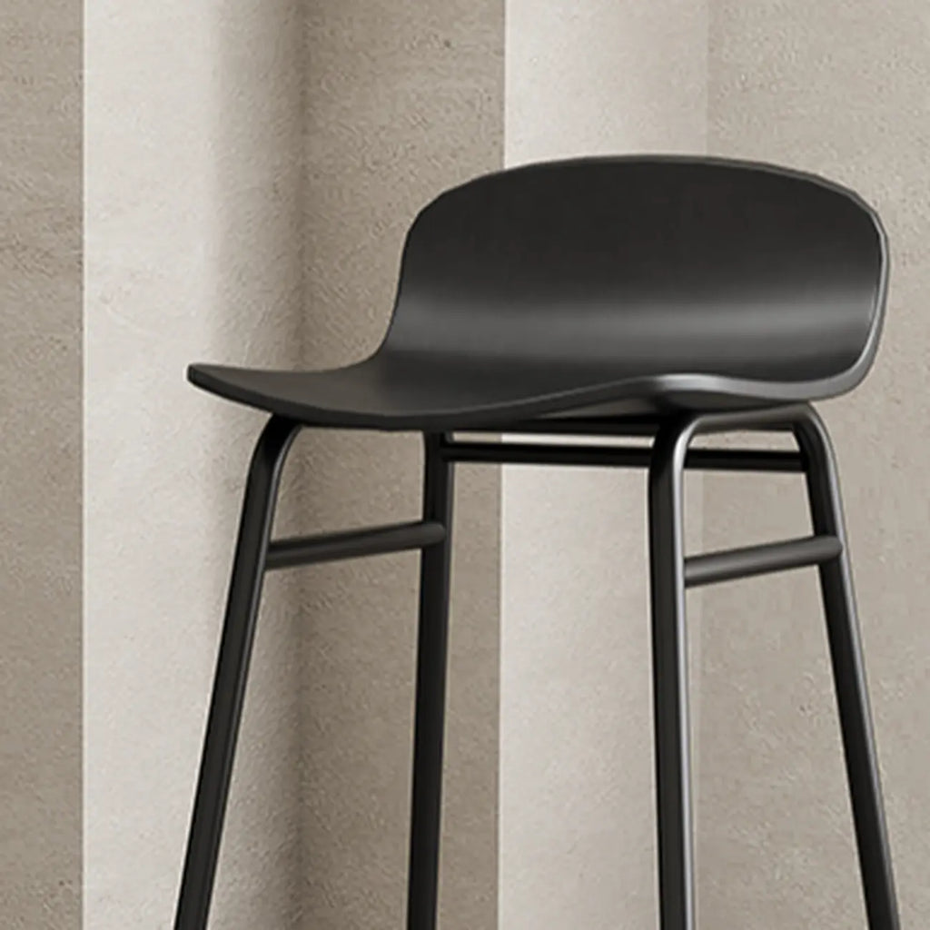 Tabourets de bar minimalistes en plastique avec structure en métal