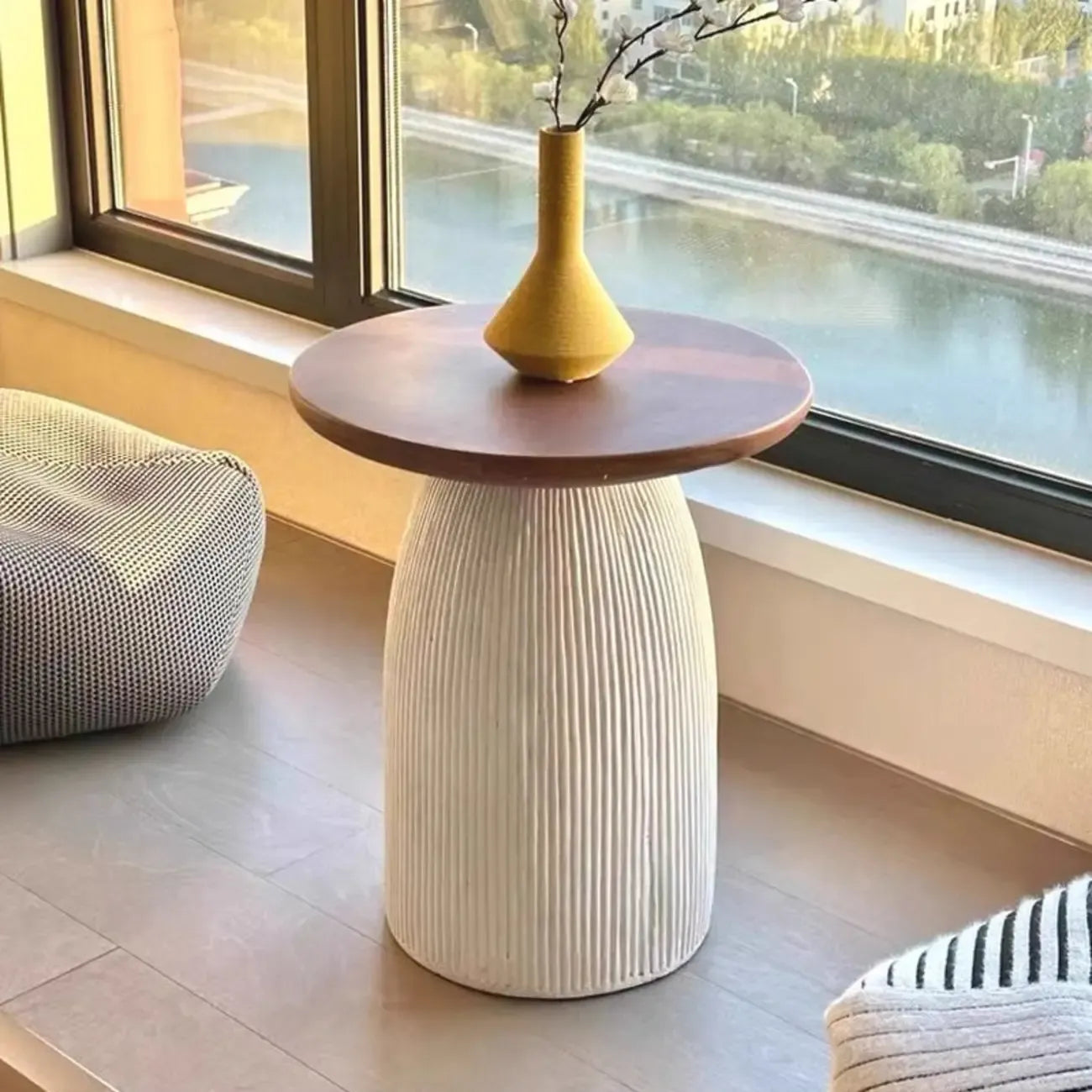 Table d'appoint ronde marron sur pied pour salon