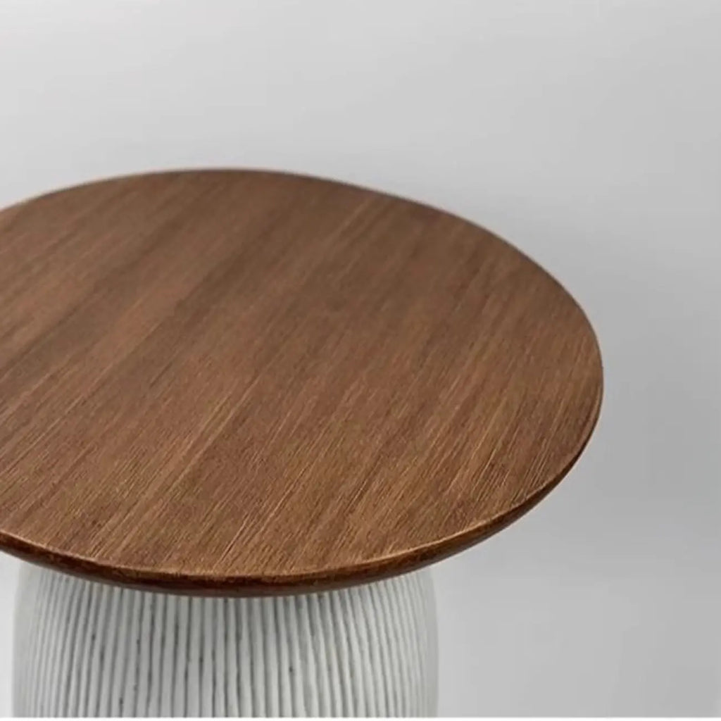 Table d'appoint ronde marron sur pied pour salon