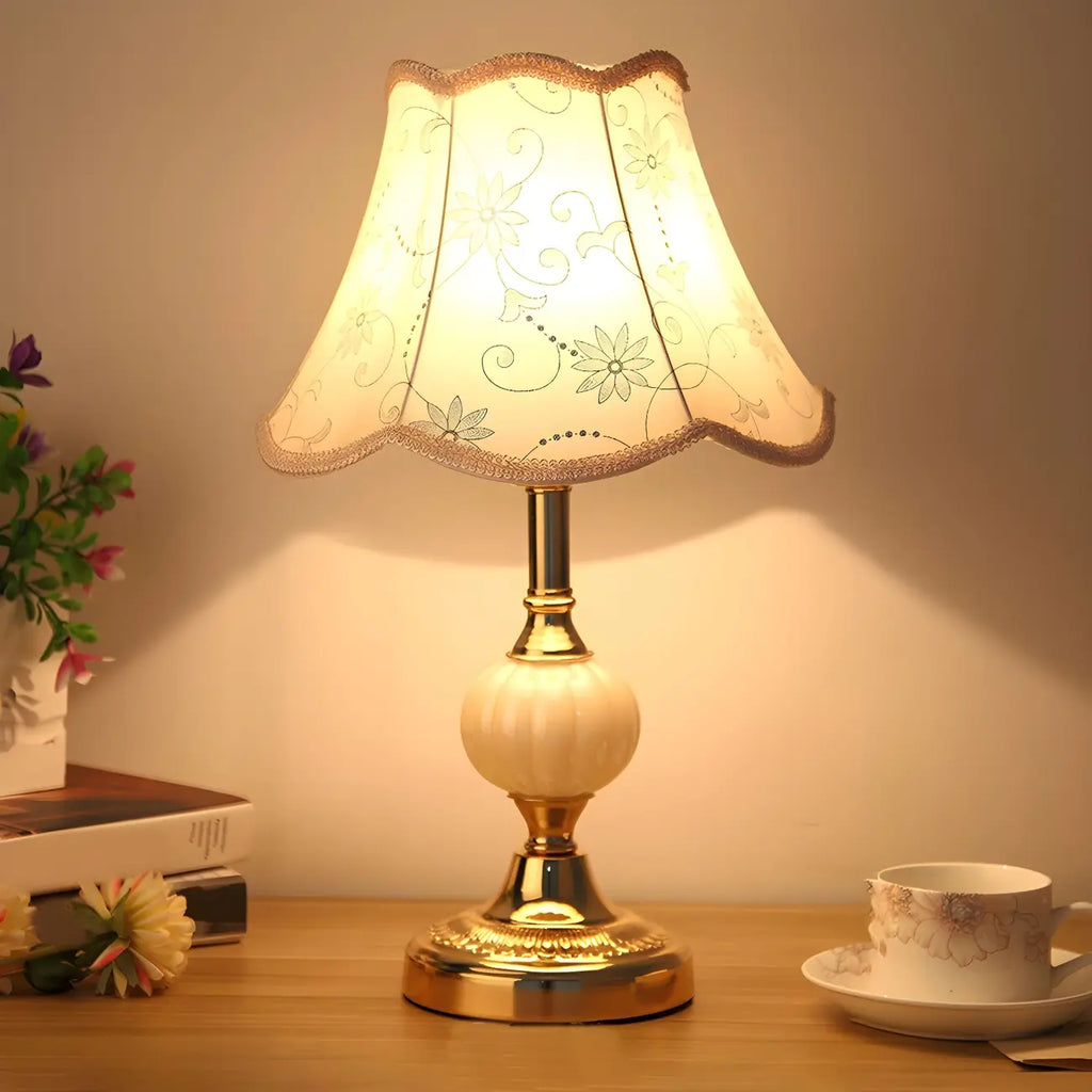 Lampe de table classique et élégante en métal avec abat-jour en tissu