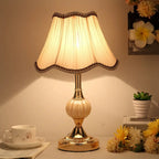 Lampe de table classique et élégante en métal avec abat-jour en tissu
