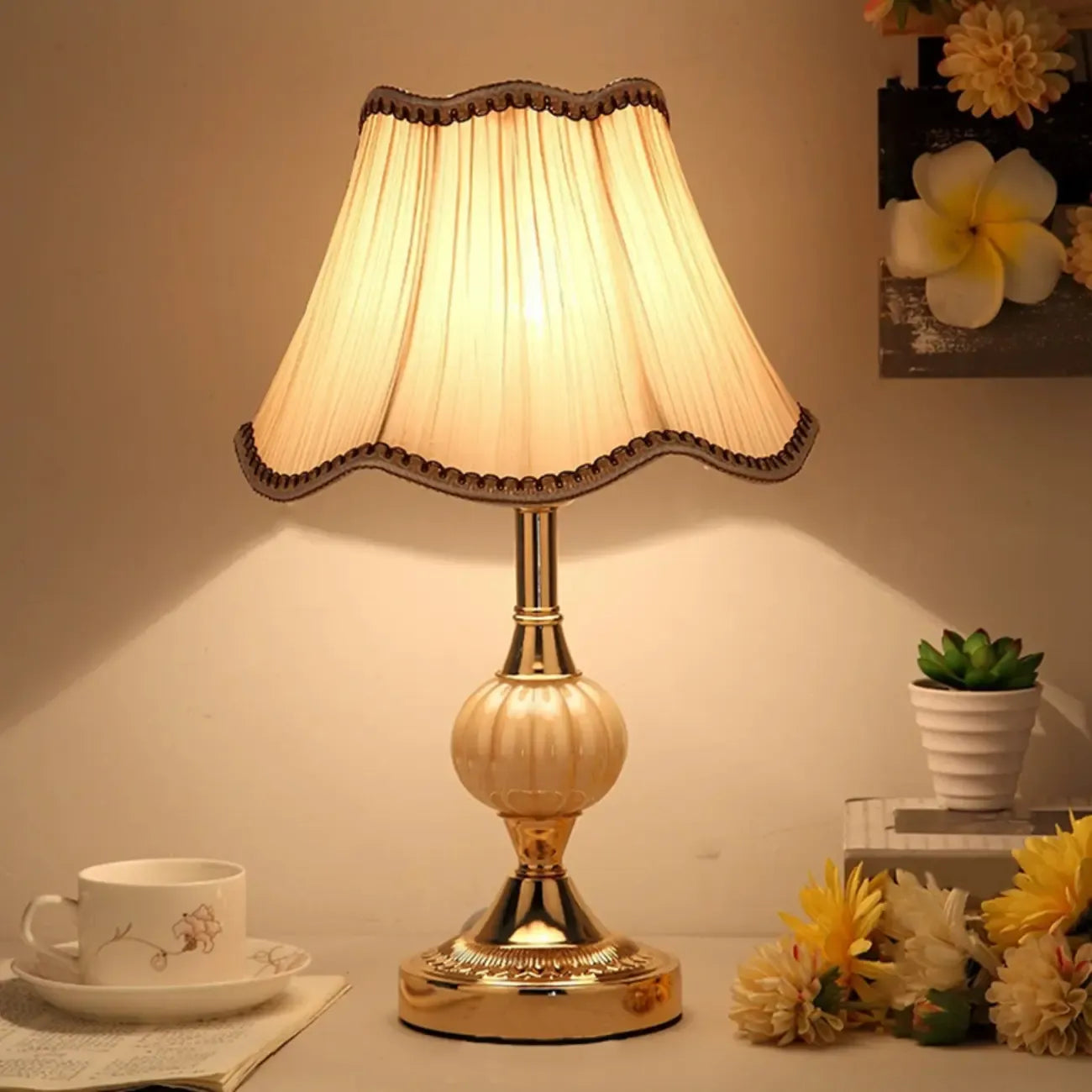 Lampe de table classique et élégante en métal avec abat-jour en tissu