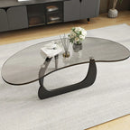 Table basse nordique à plateau en verre aux formes libres et piètement abstrait