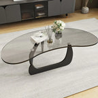 Table basse nordique à plateau en verre aux formes libres et piètement abstrait