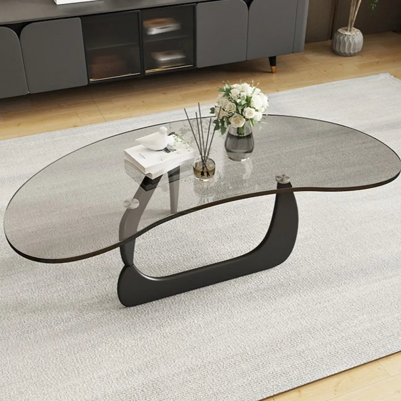 Table basse nordique à plateau en verre aux formes libres et piètement abstrait