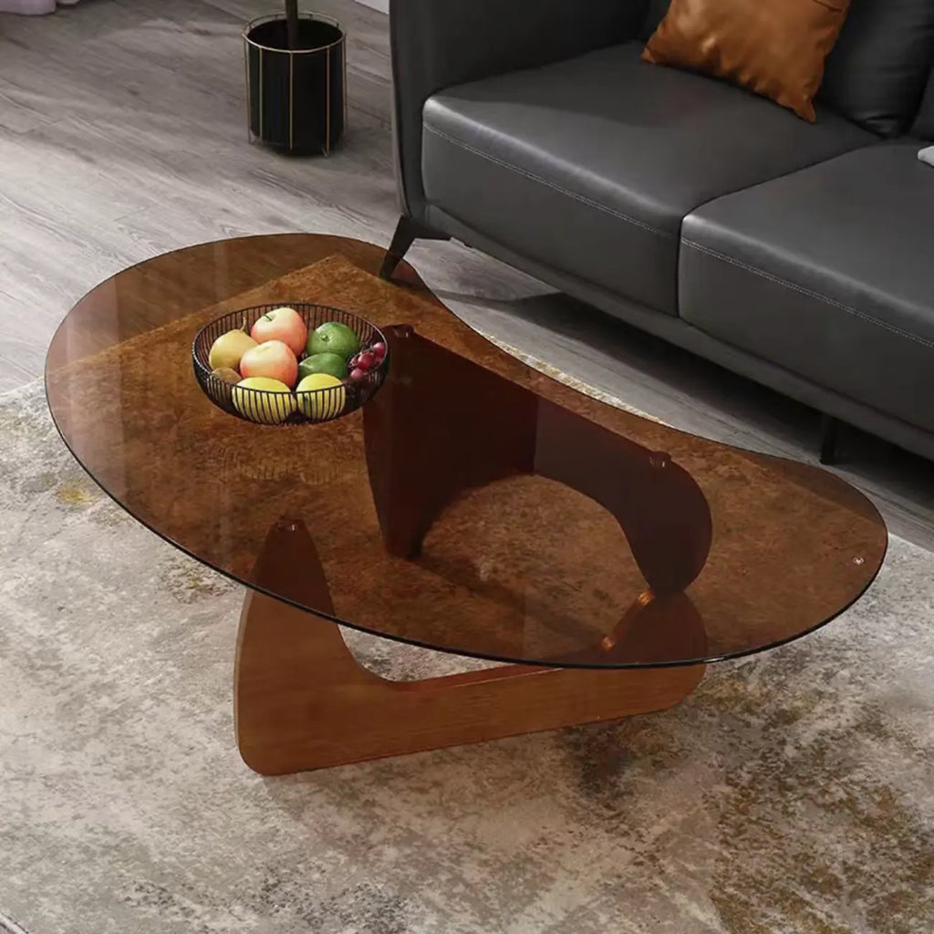 Table basse nordique à plateau en verre aux formes libres et piètement abstrait