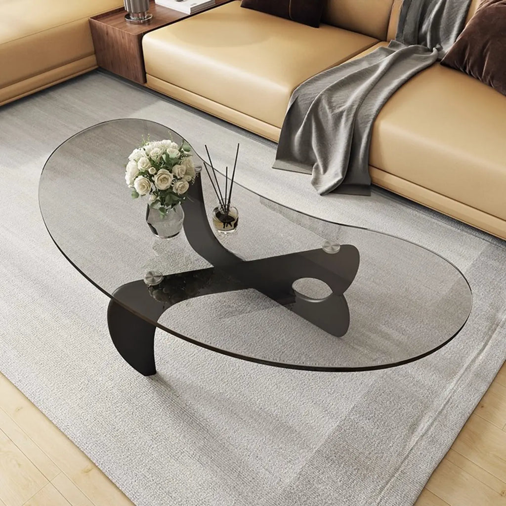 Table basse nordique à plateau en verre aux formes libres et piètement abstrait