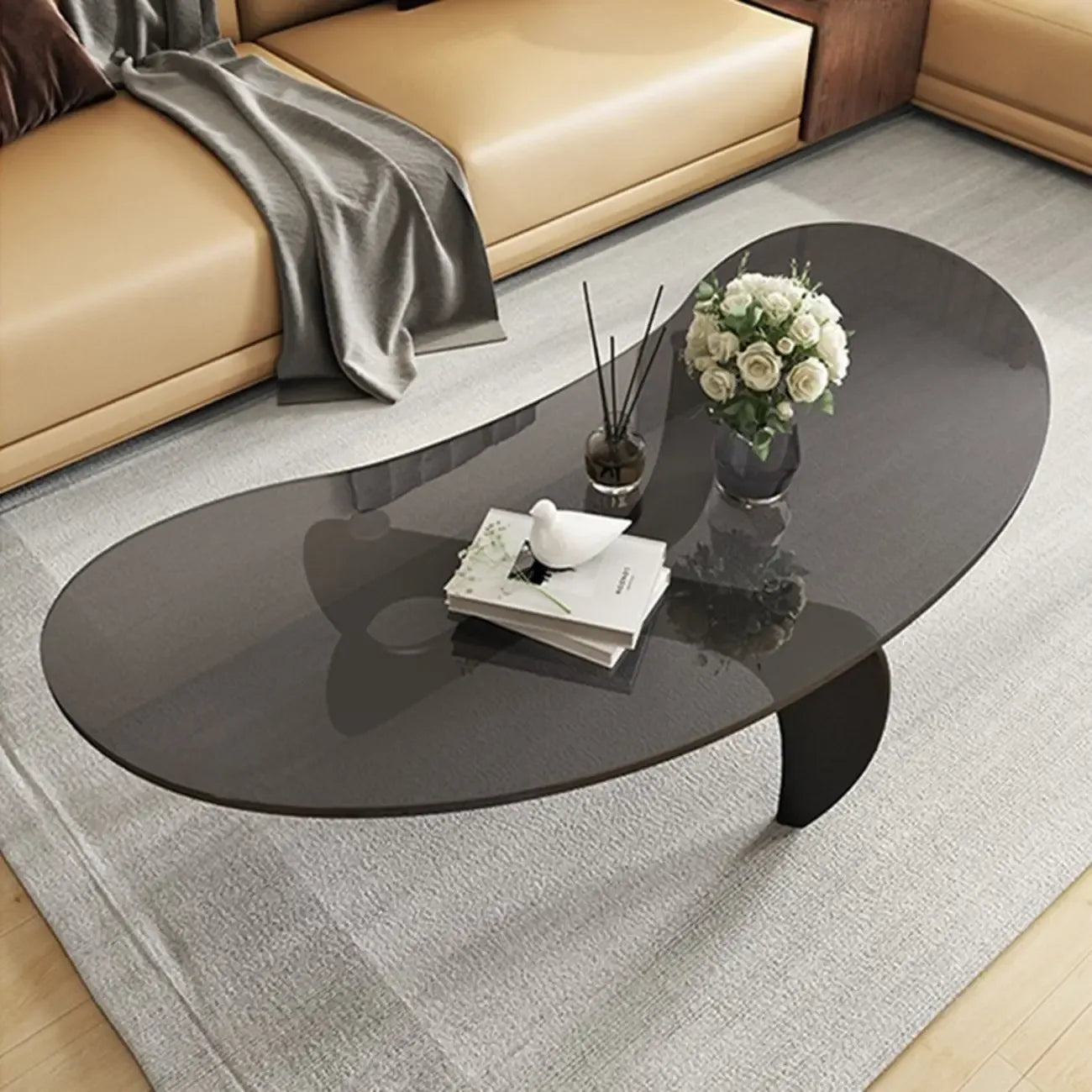 Table basse nordique à plateau en verre aux formes libres et piètement abstrait