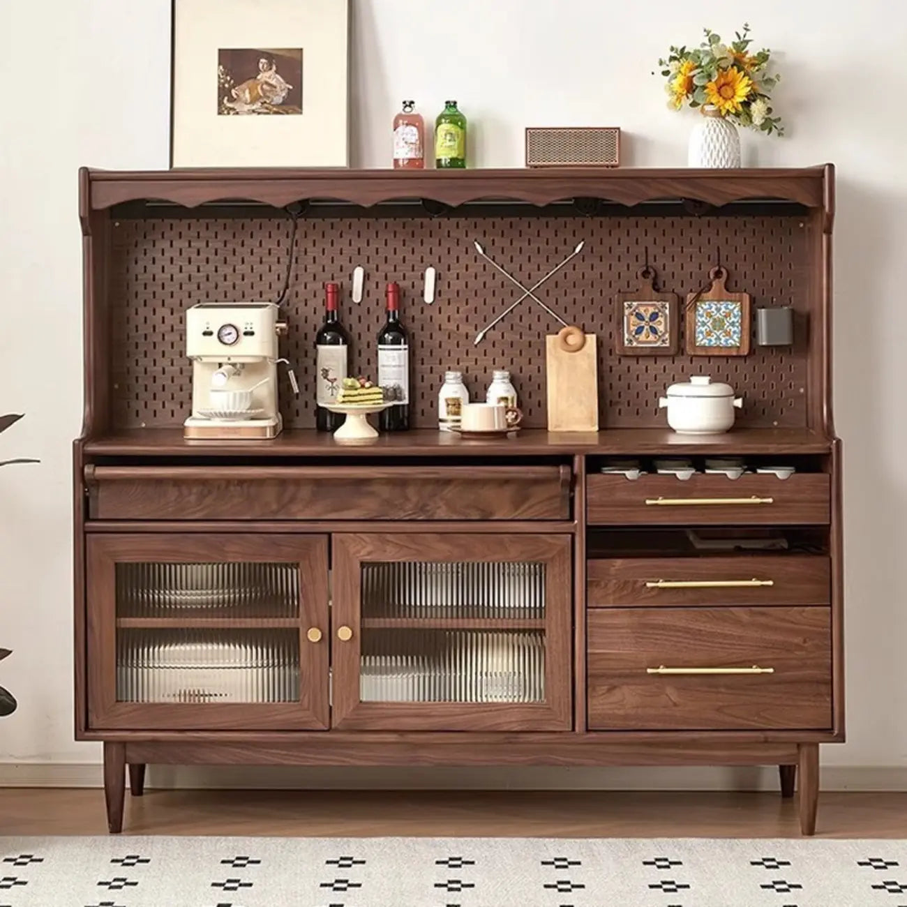 Buffet marron à 3 tiroirs et panneau perforé en bois, avec éclairage intégré
