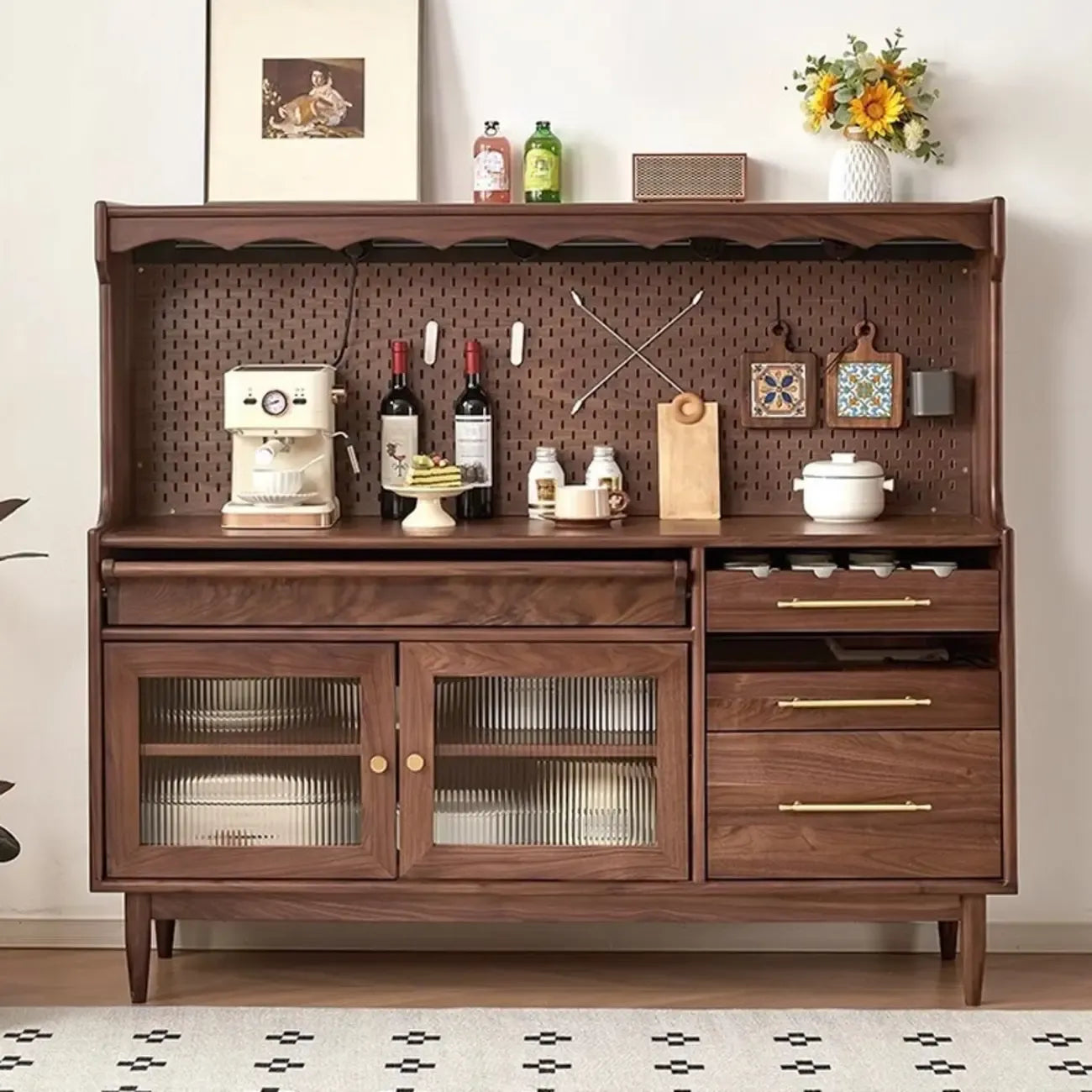 Buffet marron à 3 tiroirs et panneau perforé en bois, avec éclairage intégré
