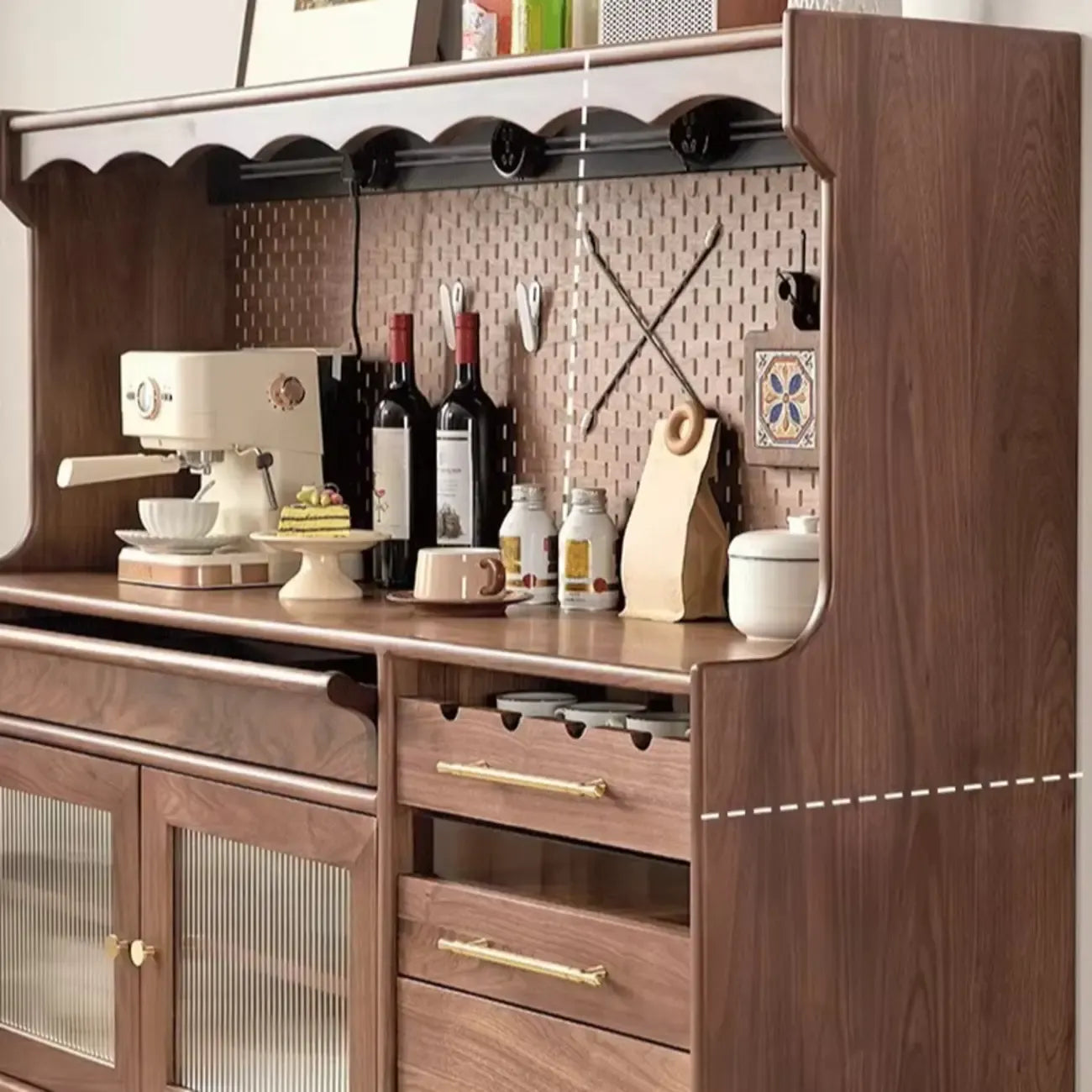 Buffet marron à 3 tiroirs et panneau perforé en bois, avec éclairage intégré