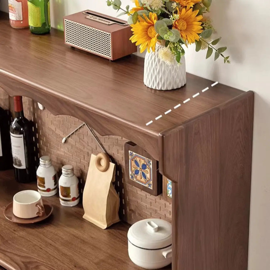 Buffet marron à 3 tiroirs et panneau perforé en bois, avec éclairage intégré
