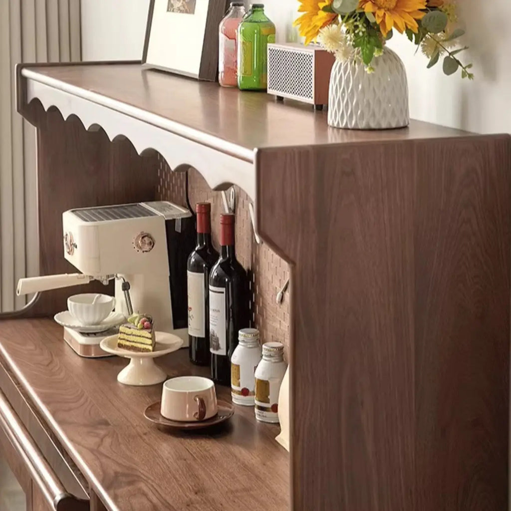 Buffet marron à 3 tiroirs et panneau perforé en bois, avec éclairage intégré