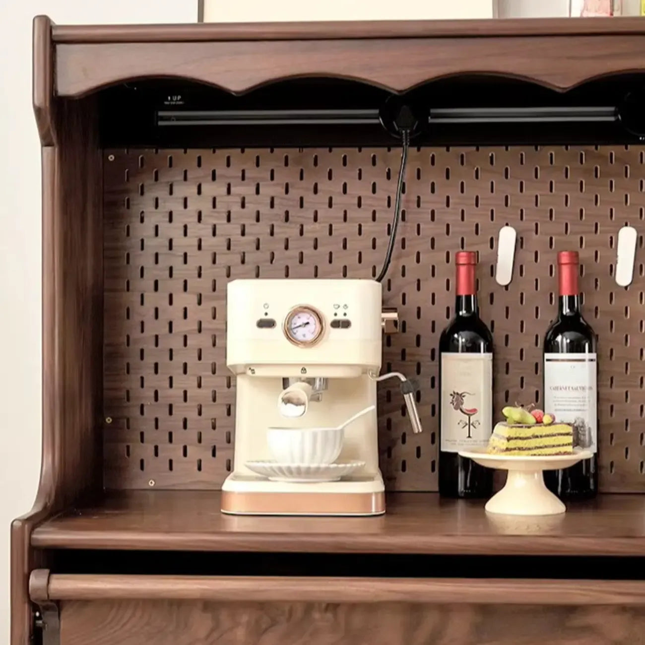 Buffet marron à 3 tiroirs et panneau perforé en bois, avec éclairage intégré