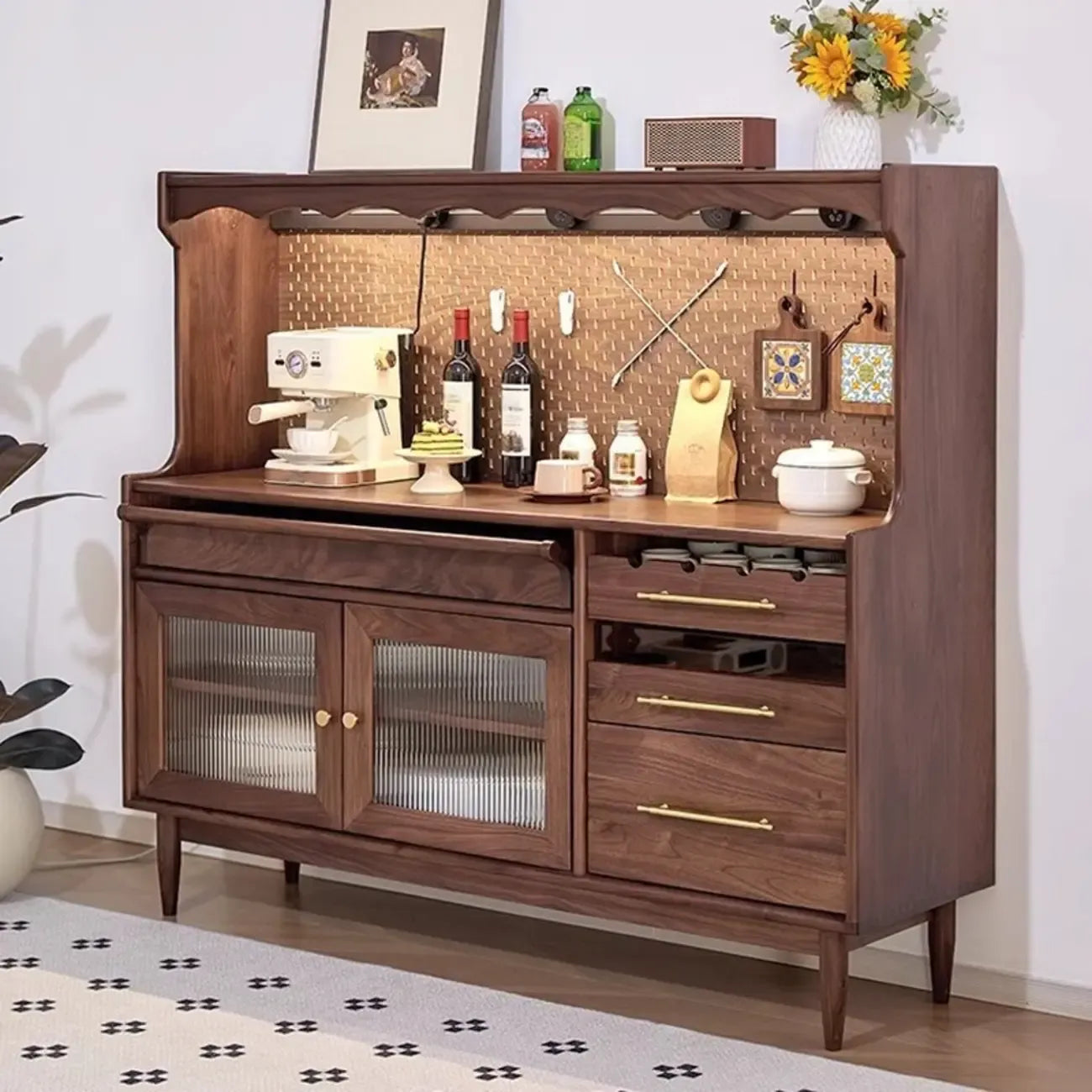 Buffet marron à 3 tiroirs et panneau perforé en bois, avec éclairage intégré