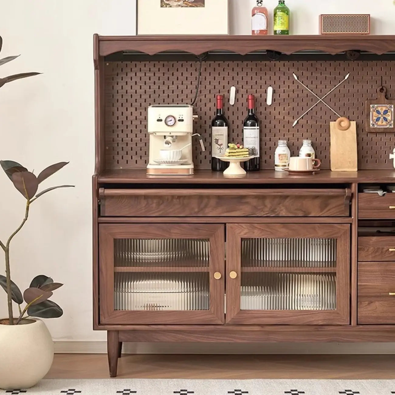Buffet marron à 3 tiroirs et panneau perforé en bois, avec éclairage intégré