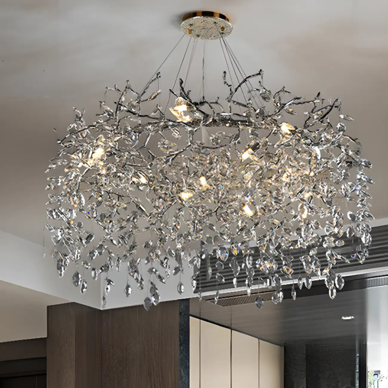 Lustre élégant en cristal, style moderne, à branches dorées et branches.