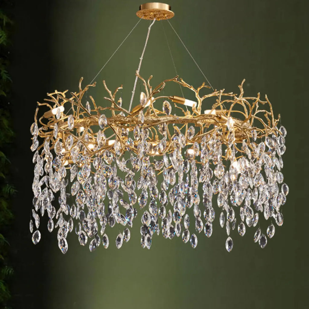 Lustre élégant en cristal, style moderne, à branches dorées et branches.
