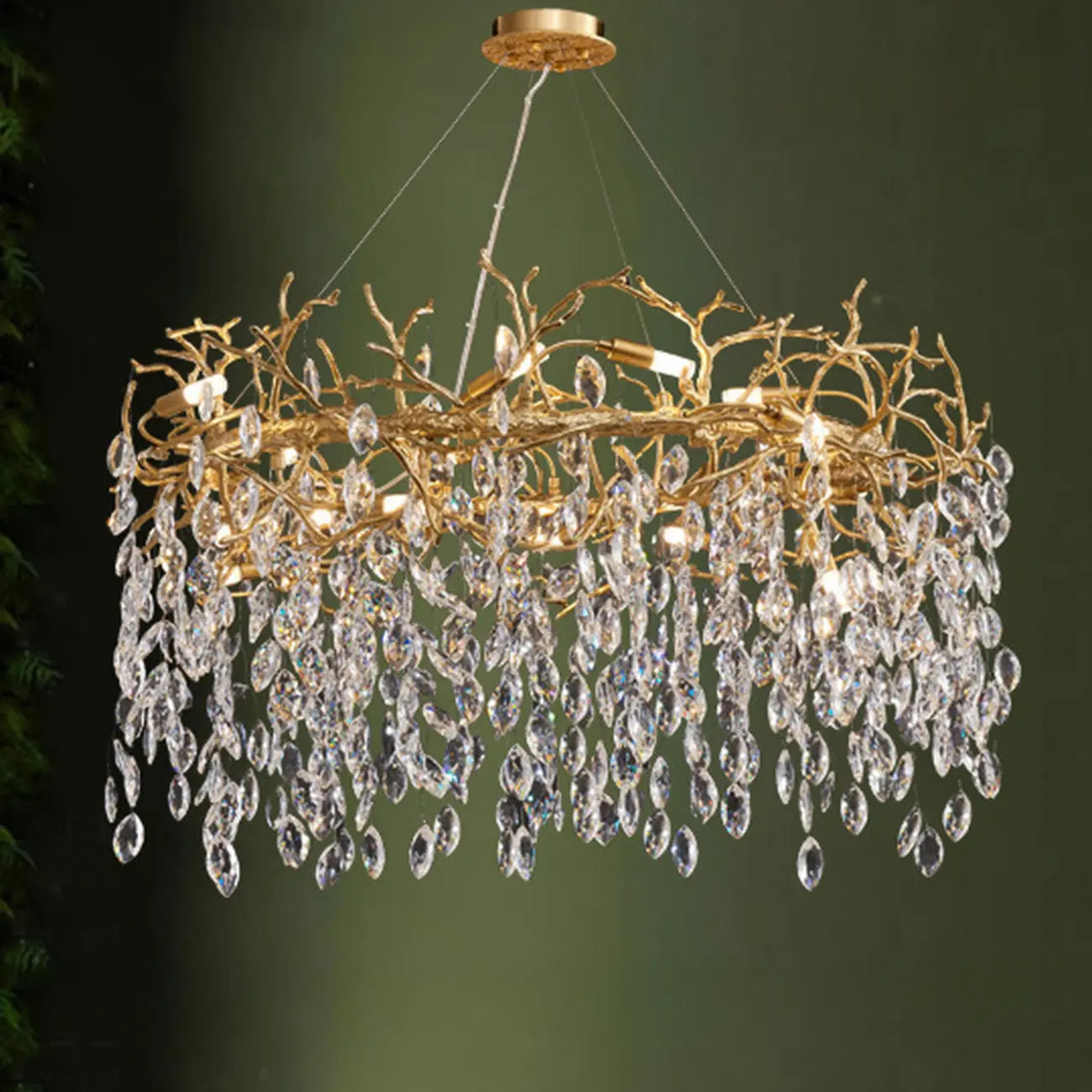 Lustre élégant en cristal, style moderne, à branches dorées et branches.