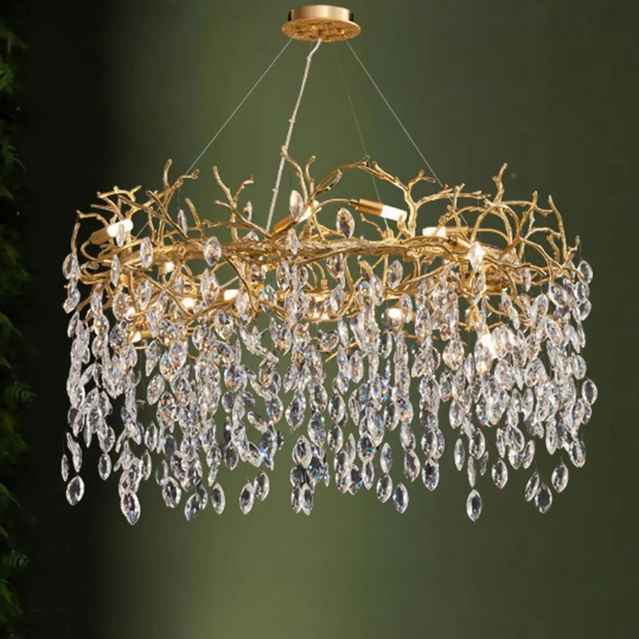 Lustre élégant en cristal, style moderne, à branches dorées et branches.