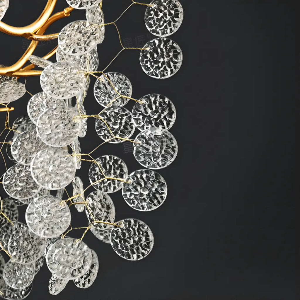 Lustre élégant suspendu en verre à branches dorées