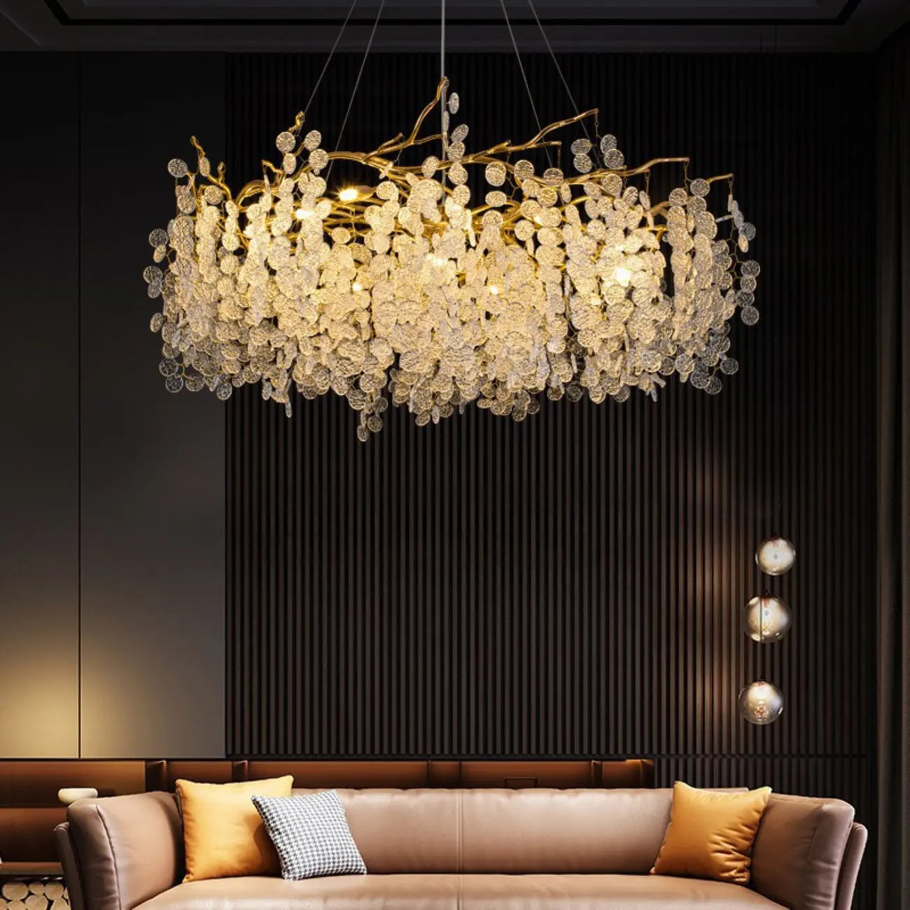 Lustre élégant suspendu en verre à branches dorées