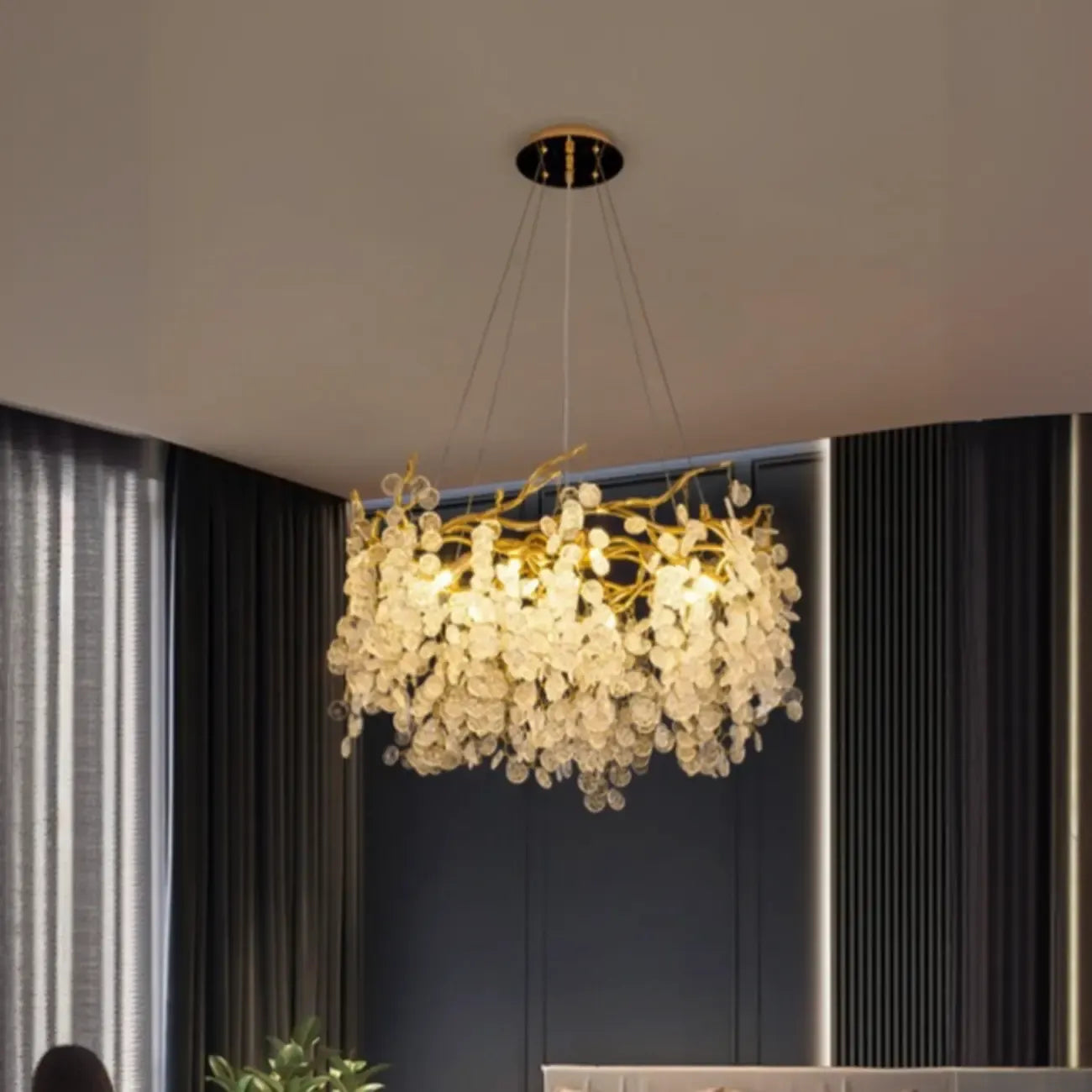 Lustre élégant suspendu en verre à branches dorées