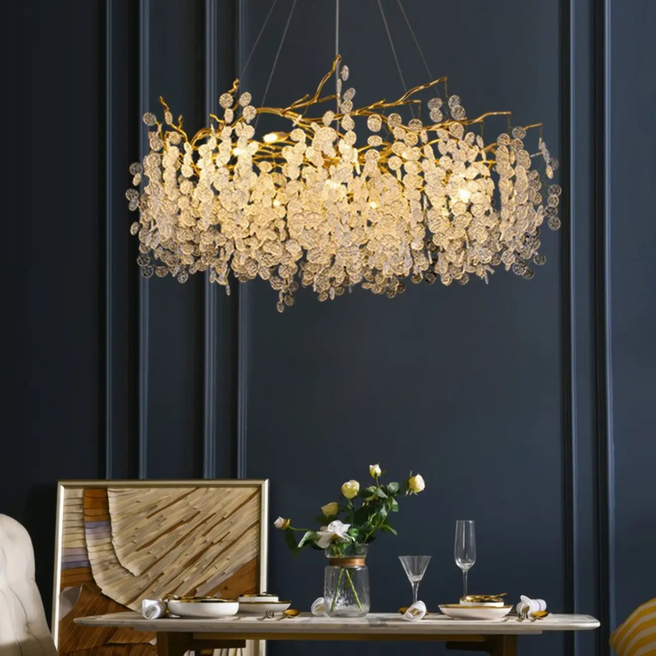 Lustre élégant suspendu en verre à branches dorées