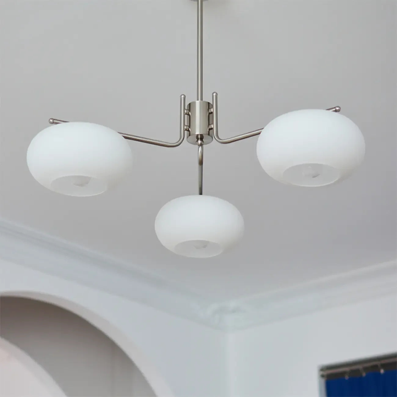 Lustre moderne en verre blanc cylindrique pour salon