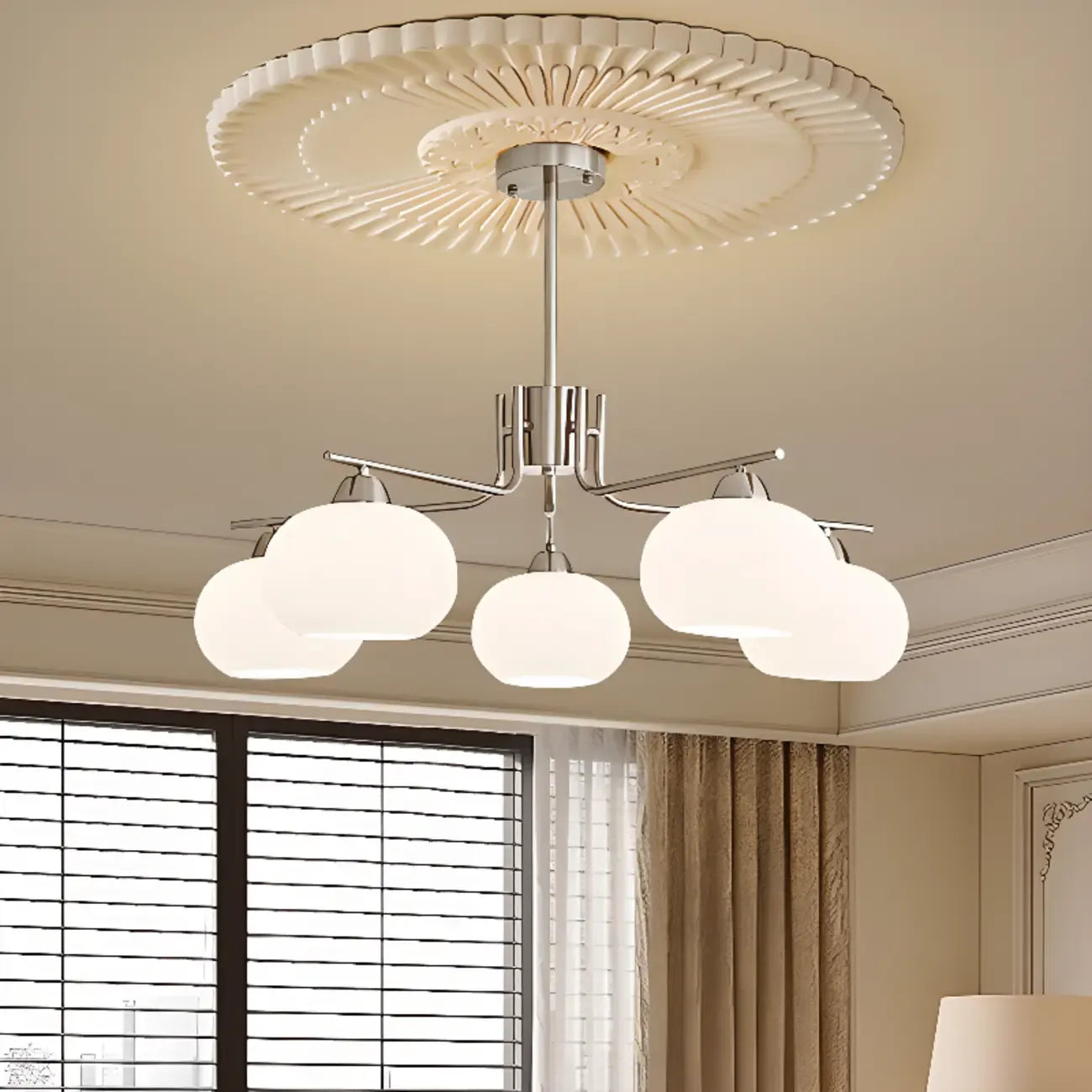Lustre circulaire contemporain en verre, hauteur réglable.