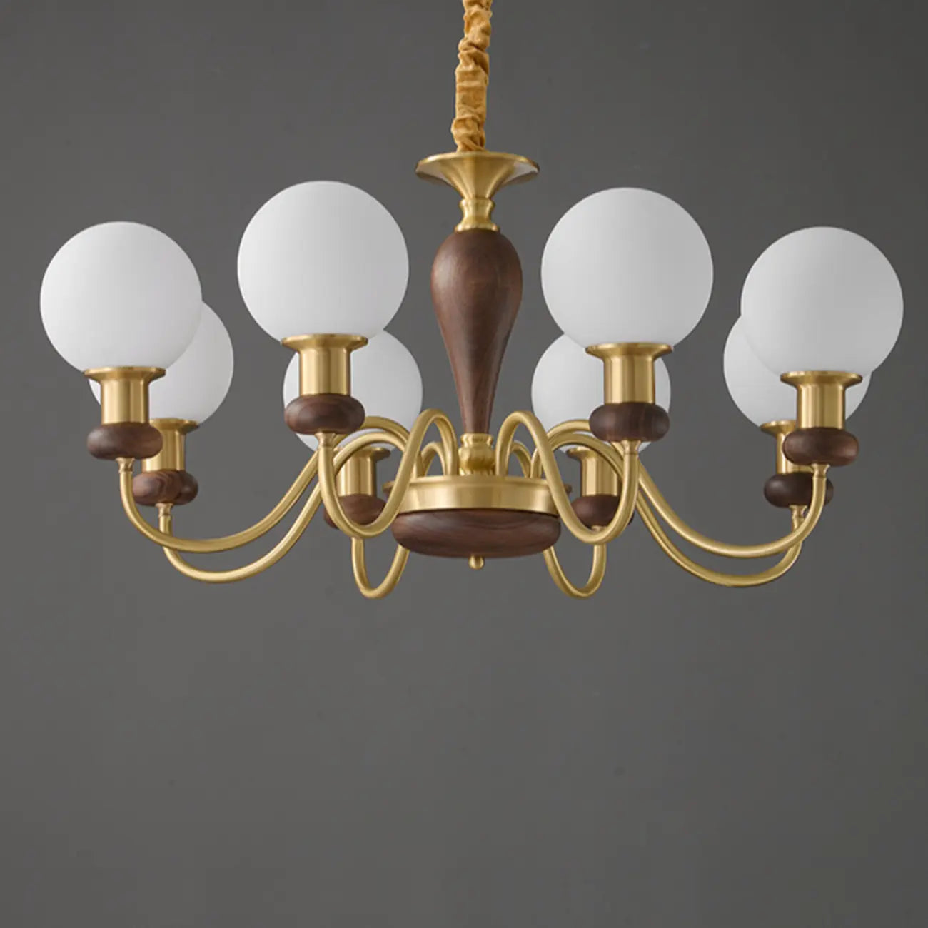 Lustre en laiton et bois de style Mid-Century avec abat-jour en verre sphérique